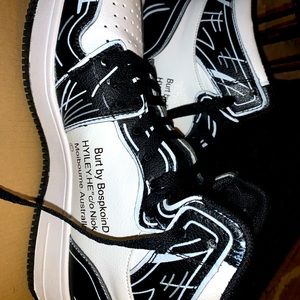 These shoes are new and I’ve only worn them once.